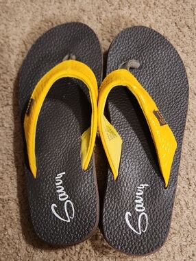 Savvy Women’s Yellow and Brown Croco Sunflower flip flops. Size 7